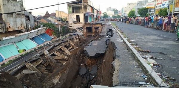 hujan_deras_sembilan_ruko_amblas_di_jember