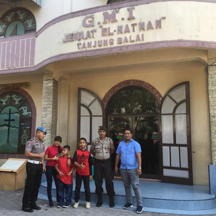 ikut_jaga_ibadah_gereja_polisi_dapat_pahala