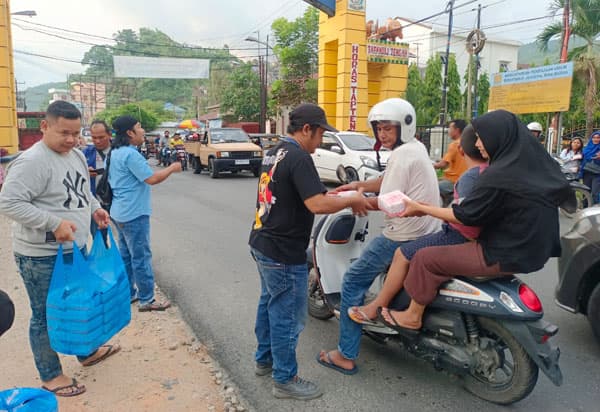 iwo_sibolga_tapteng_berbagi_takjil_ke_warga