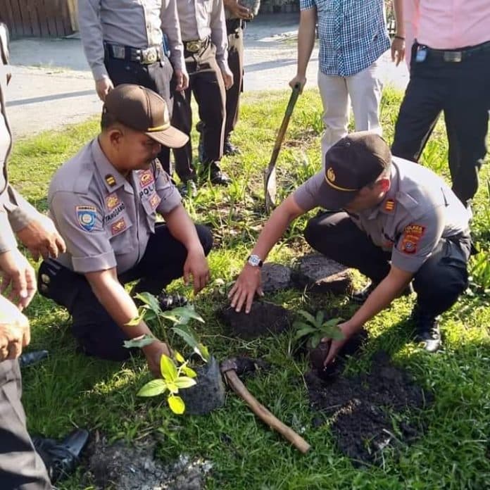 jajaran_polres_toba_samosir_menanaman_pohon