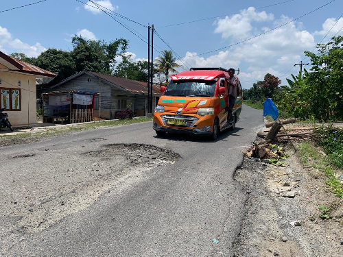 jalan_besar_sidamanik_mulai_dipenuhi_lobang