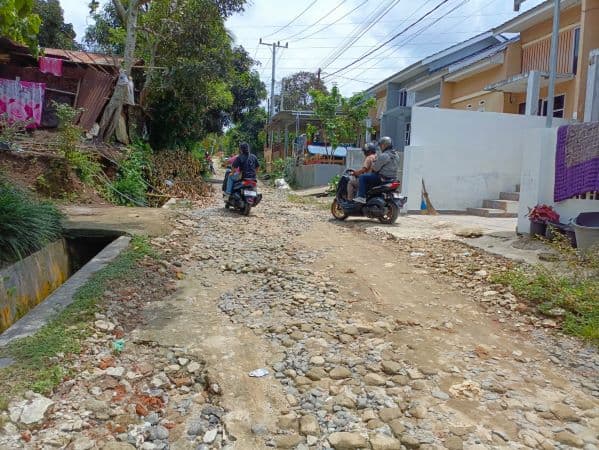 jalan_di_nagori_karang_sari_rusak_parah