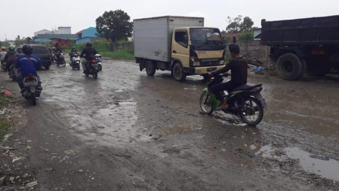 jalan_platina_medan_deli_rusak_parah