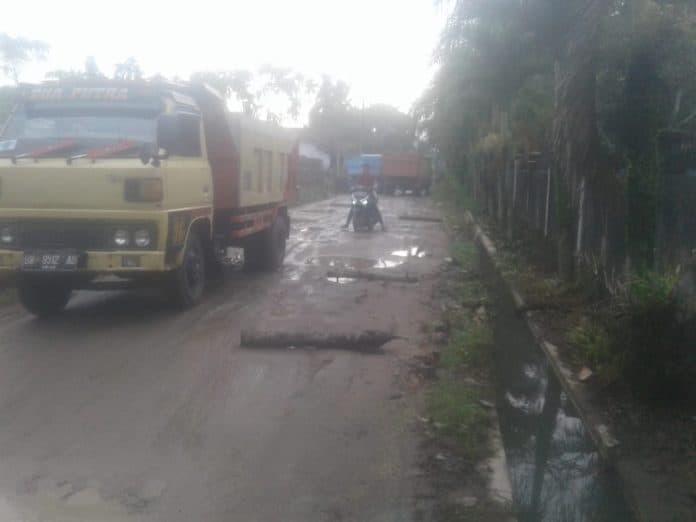 jalan_rusak_resahkan_warga_sei_renggas
