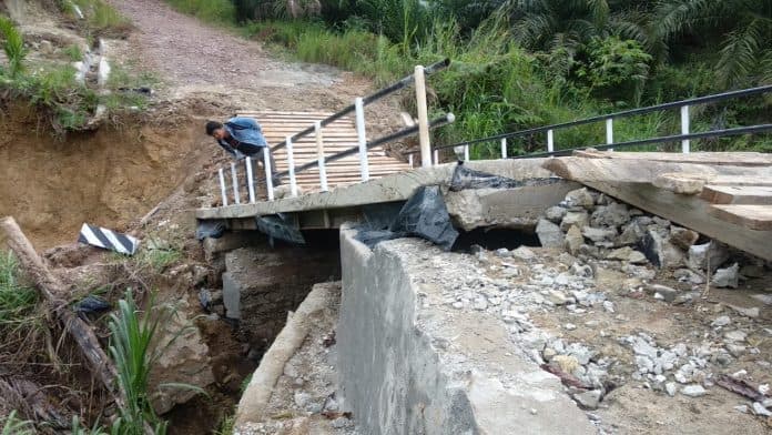 jembatan_dana_desa_di_lae_ambat_ambruk