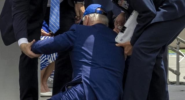 joe_biden_jatuh_di_atas_panggung