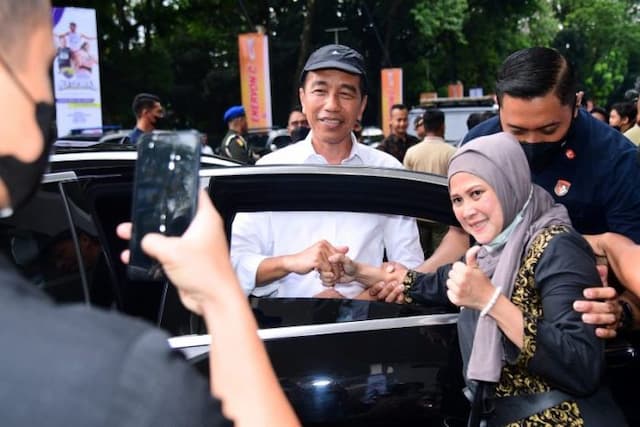 jokowi_dan_keluarga_berlebaran_di_solo