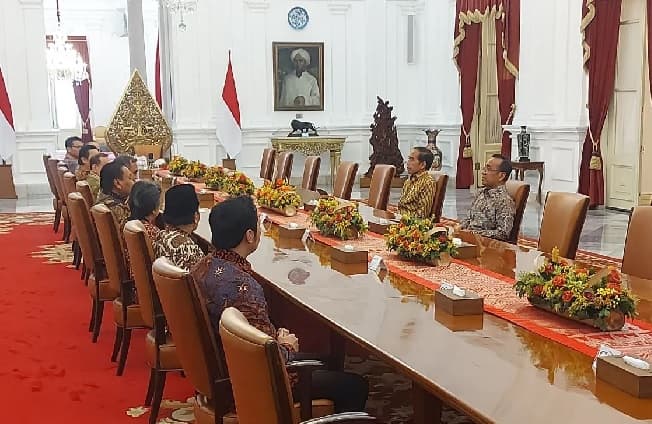 jokowi_kenalan_dengan_8_pimpinan_mpr_ri