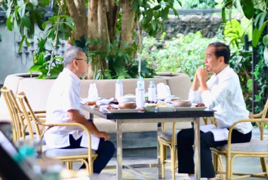 jokowi_makan_siang_bersama_zulhas_di_bogor