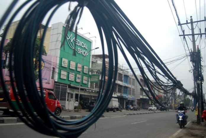 kabel_semrawut_di_hm_yamin_medan