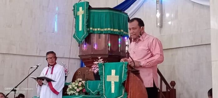 kajari_balige_beribadah_di_hkbp_lumban_julu