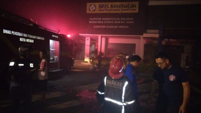 kantor_bpjs_kesehatan_di_medan_terbakar