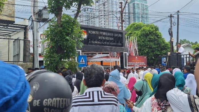 kantor_kpu_medan_kembali_dikepung_massa
