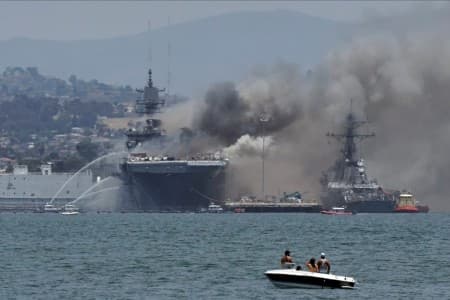 kapal_perang_as_terbakar_di_san_diego