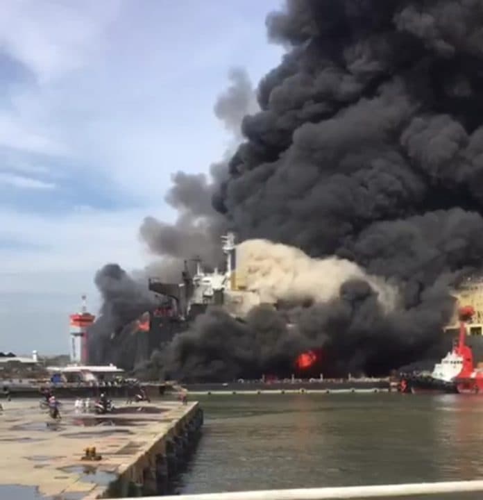 kapal_tangker_di_belawan_terbakar