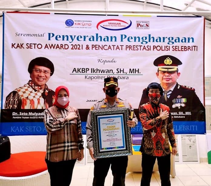 kapolres_batu_bara_terima_award_kak_seto