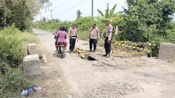 kapolsek_medang_deras_tinjau_jembatan_rusak