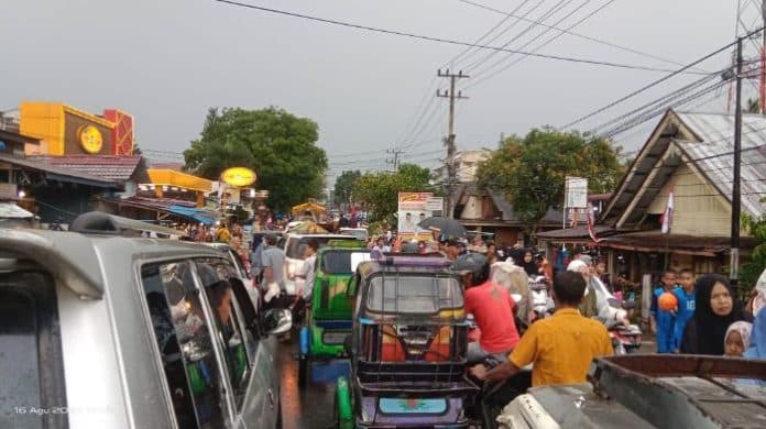 karnaval_di_palas_picu_arus_lalin_macet