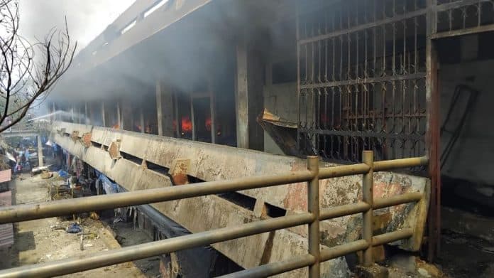 kebakaran_di_pasar_horas_mulai_padam