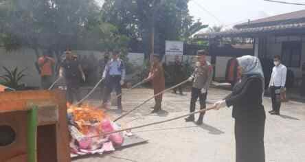 kejari_deli_serdang_musnahkan_745_gram_sabu