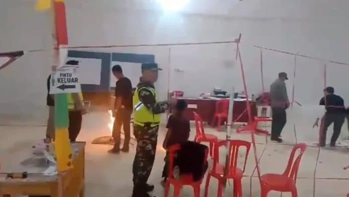 kericuhan_di_tps_jambi_kotak_suara_dibakar
