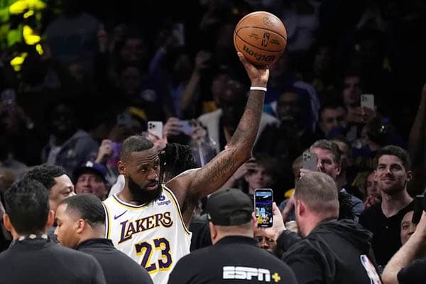 lebron_james_cetak_rekor_nba_40000_poin