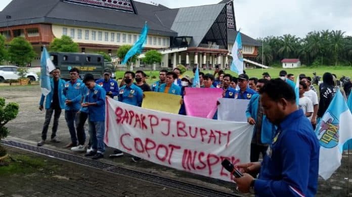 massa_knpi_palas_minta_inspektur_dicopot