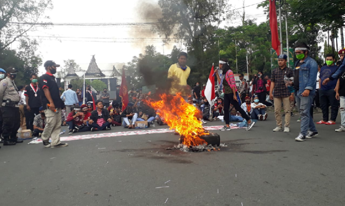 merasa_kecewa_mahasiswa_bakar_ban_bekas
