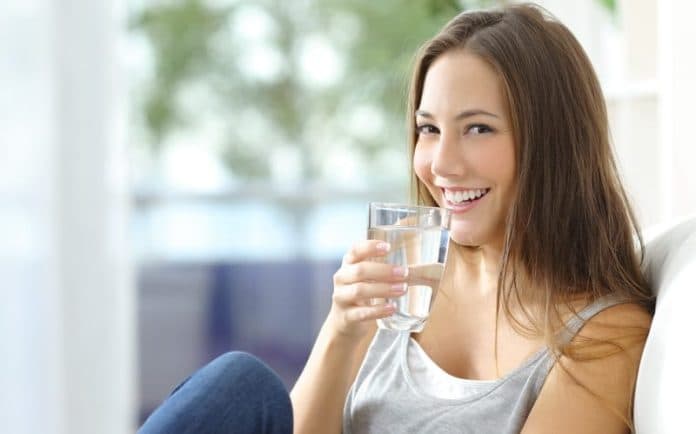 minum_air_di_pagi_hari_ini_segudang_manfaat