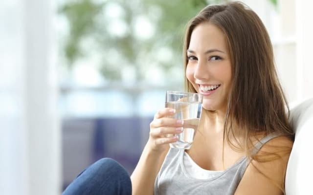 minum_air_di_pagi_hari_ini_segudang_manfaat