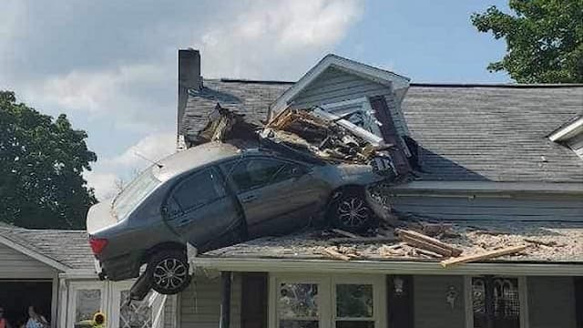 mobil_ini_mendarat_di_atap_rumah