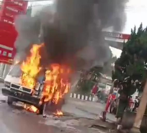 mobil_pemudik_terbakar_di_tol_jombang