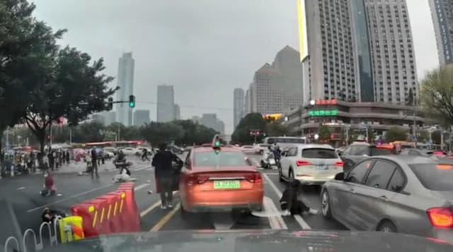 mobil_tabrak_5_orang_pejalan_kaki_di_china