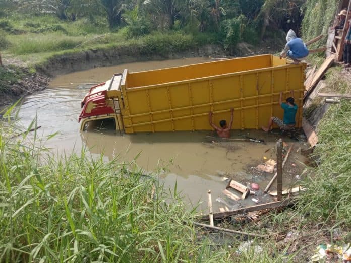 mobil_truk_tabrak_warung_pinggir_jalan