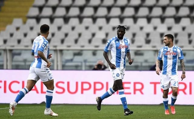 napoli_salip_juventus