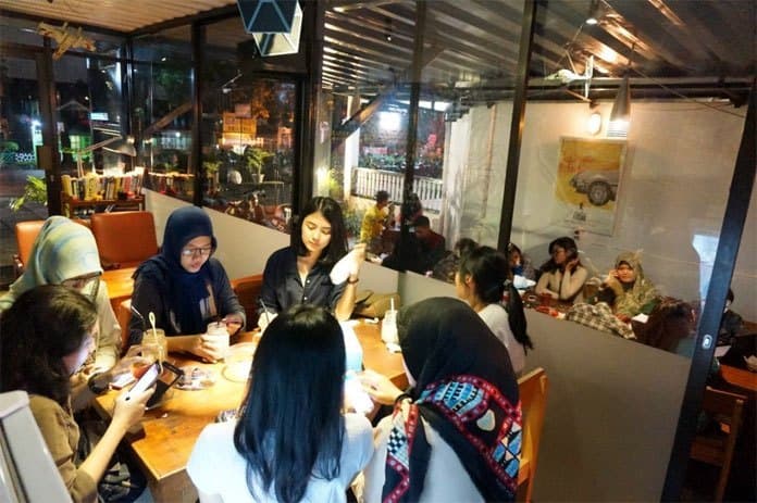 nongkrong_di_cafe_antara_gaul_dan_wifi