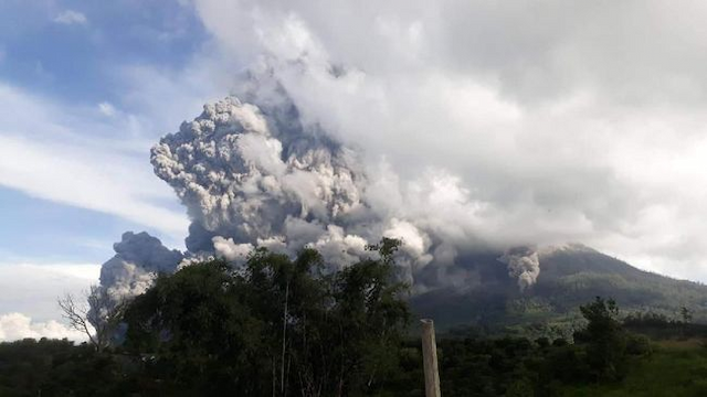 pagi_ini_gunung_sinabung_erupsi_lagi