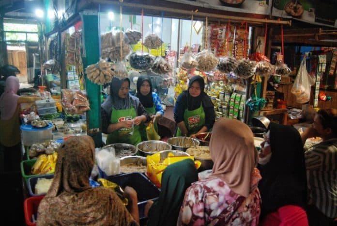 pedagang_bumbu_giling_diburu_warga_medan