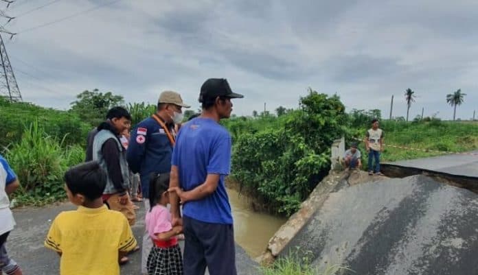 pegawai_indomaret_hanyut_di_jembatan_ambruk