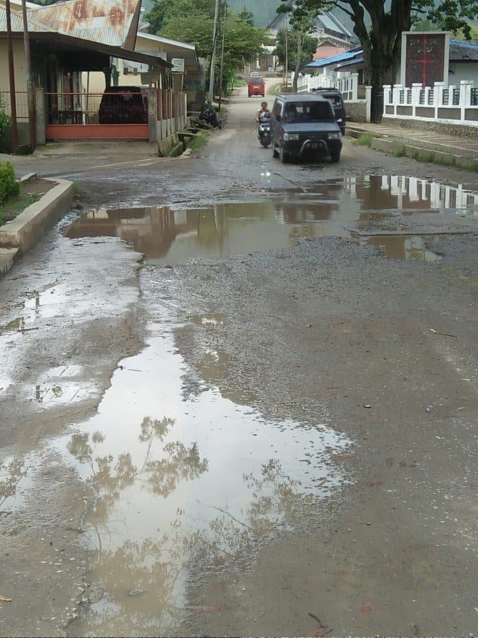 pelajar_resah_jalan_dekat_sekolah_rusak