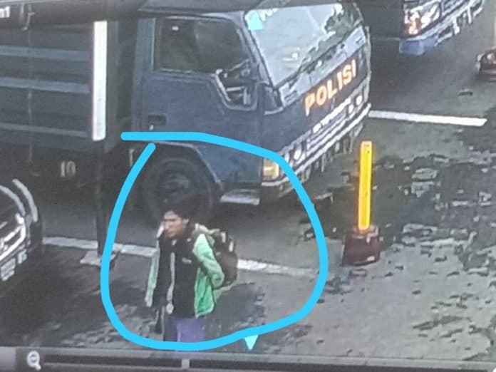 pelaku_bom_bunuh_diri_terekam_cctv