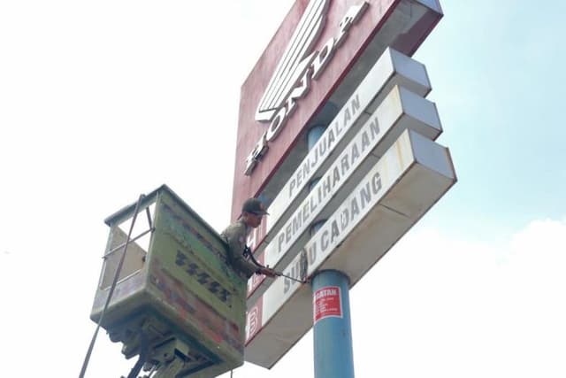 pemko_medan_tertibkan_reklame_tak_berizin