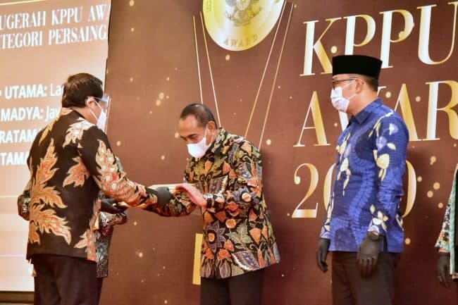 pemprov_sumut_terima_penghargaan_dari_kppu