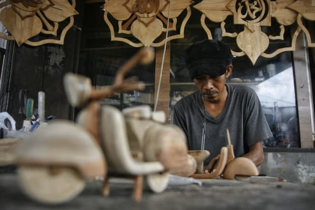 perajin_miniatur_berbahan_kayu_di_medan