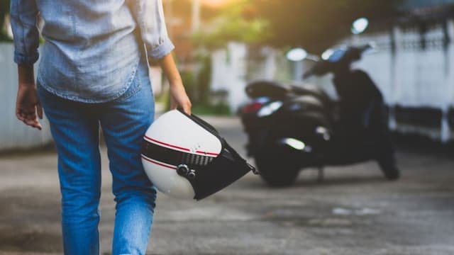 pinjam_helm_bahaya_bagi_kesehatan_rambut