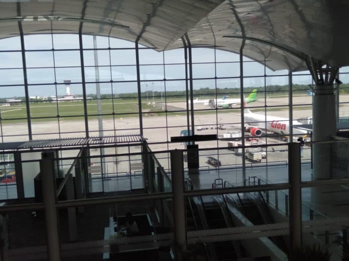 pintu_rusak_pesawat_lion_air_batal_terbang