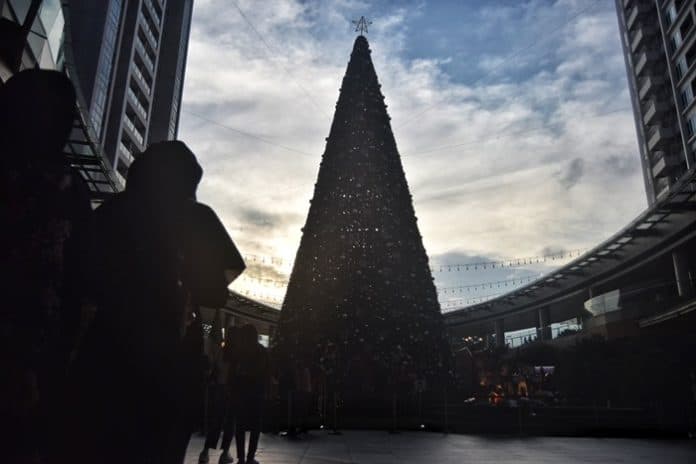 pohon_natal_setinggi_21_meter_di_medan