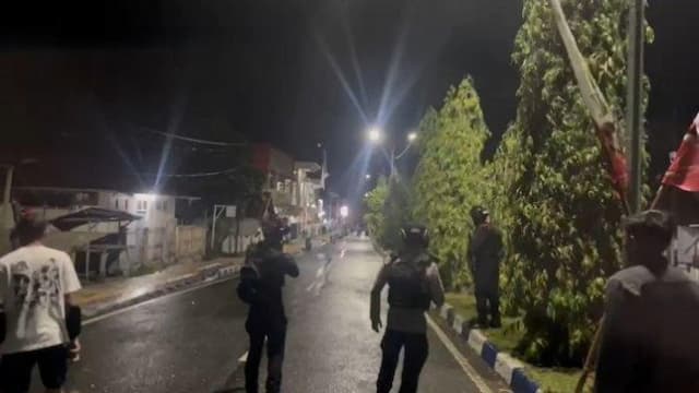 polisi_dan_brimob_bentrok_di_tual_maluku