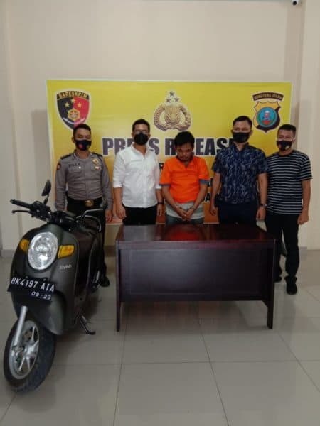 polisi_dibantu_warga_kejar_pelaku_curanmor