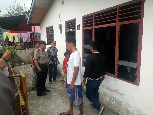 polisi_geledah_rumah_pelaku_bom_bunuh_diri